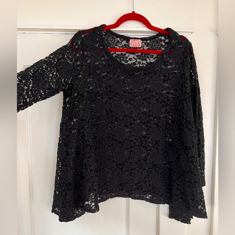Audrey 3+1 Black lace flowy top